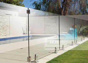 รั้วสระว่ายน้ำแก้ว